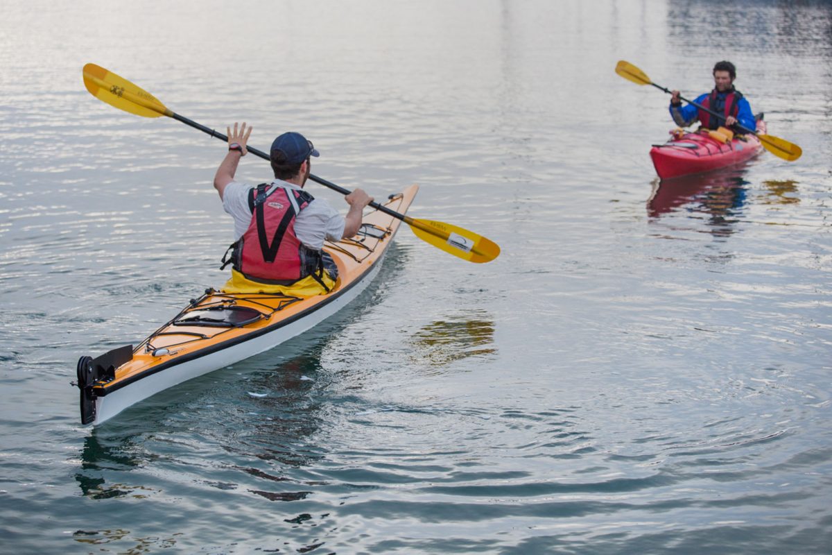 how to hold a kayak paddle