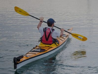 sea-trek-holding-a-paddle-correctly 1